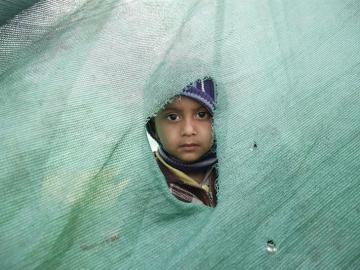 Un niño en un campamento de afectados.