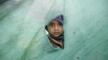 Un niño en un campamento de afectados.