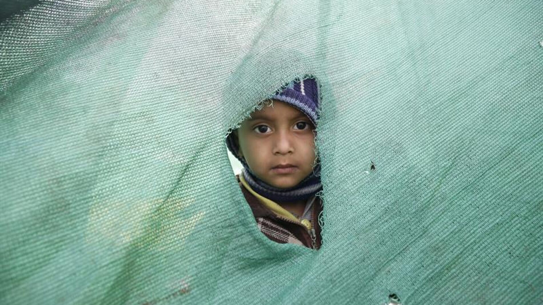 Un ni&ntilde;o en un campamento de afectados.