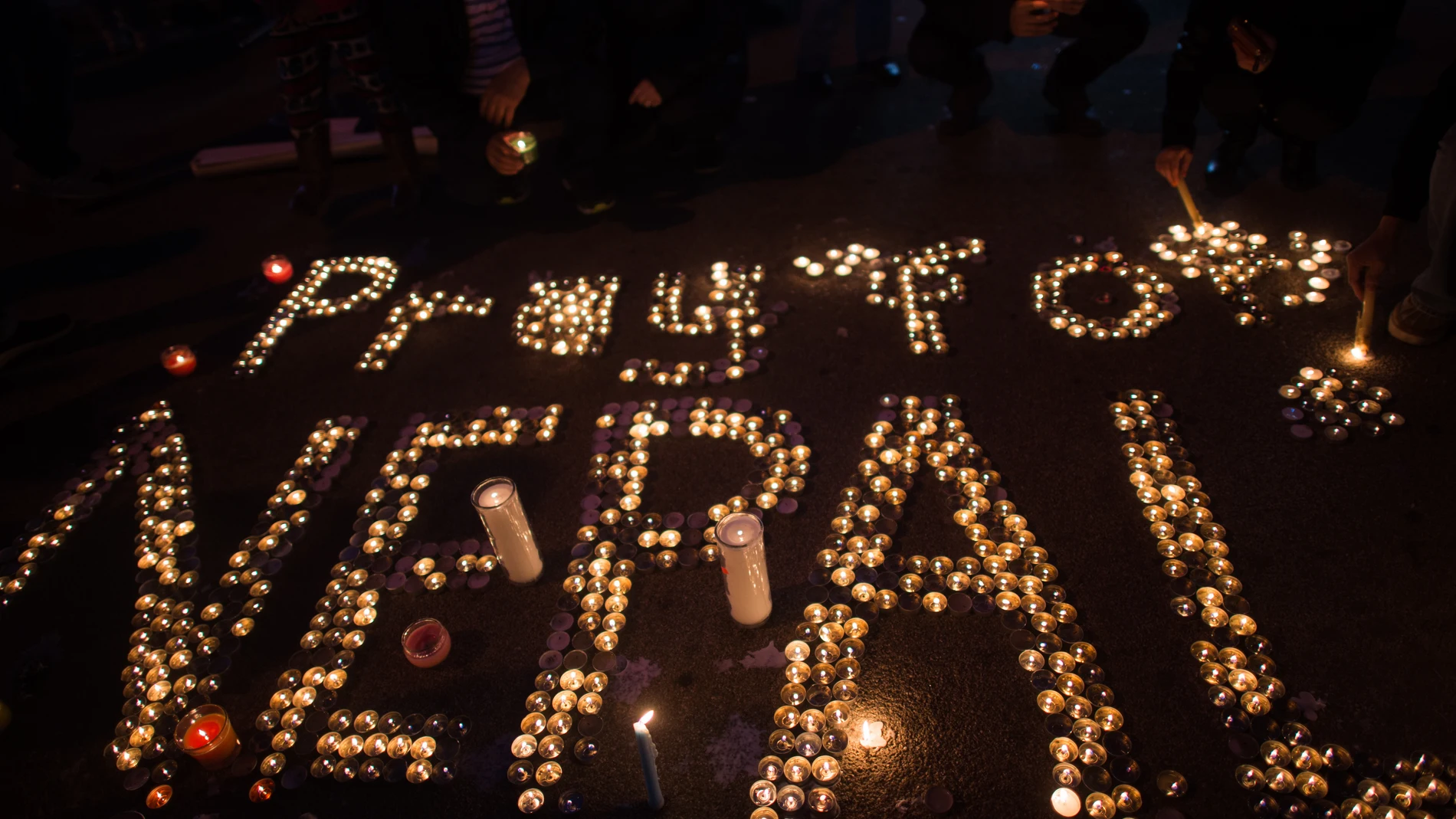 Velas en recuerdo por las víctimas del terremoto de Nepal Velas en recuerdo por las víctimas del terremoto de Nepal