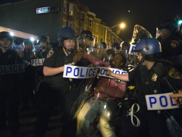 Miles de manifestantes marchan en Baltimore tras la imputación de seis policías 