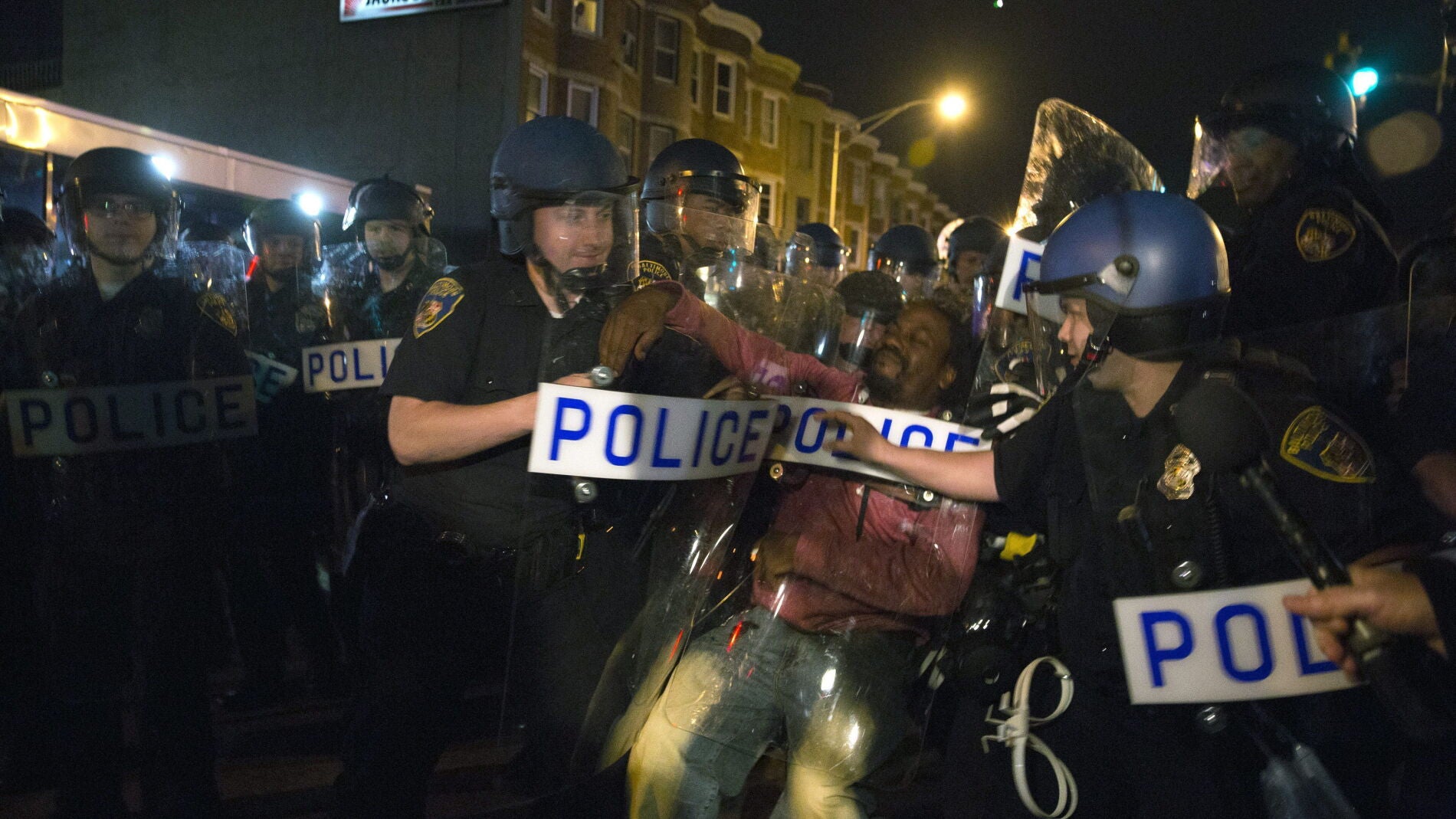 Miles de manifestantes marchan en Baltimore tras la imputaci&oacute;n de seis polic&iacute;as 