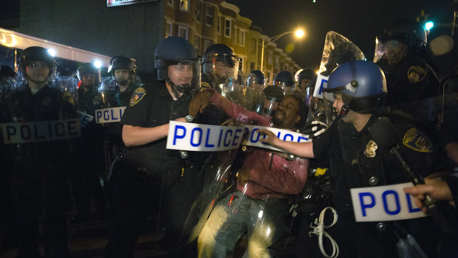 Miles de manifestantes marchan en Baltimore tras la imputación de seis policías Miles de manifestantes marchan en Baltimore tras la imputación de seis policías