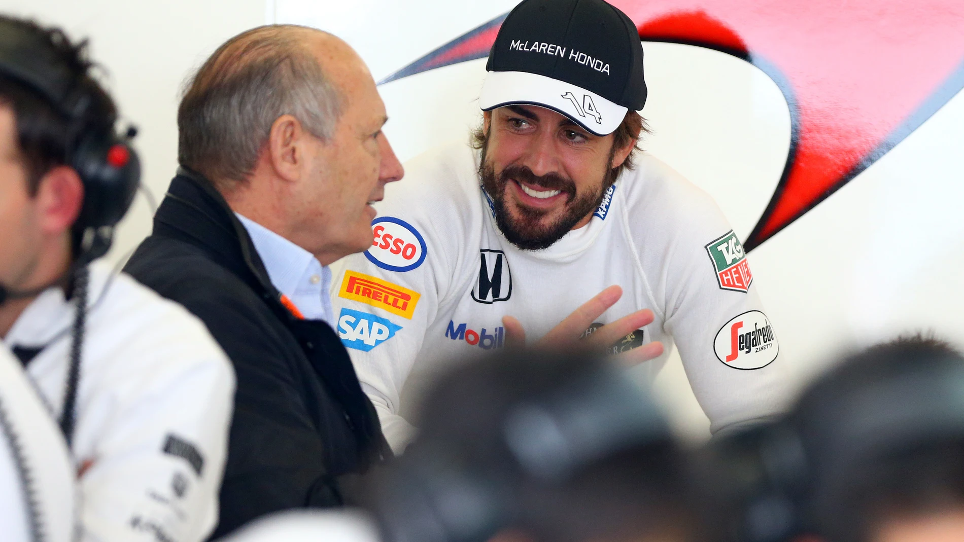 Fernando Alonso charla con Ron Dennis