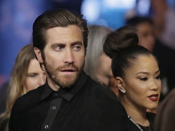 Jake Gyllenhaal, con camisa negra de ante