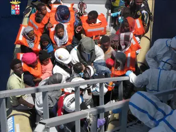 Inmigrantes de Libia rescatados en aguas italianas Inmigrantes de Libia rescatados en aguas italianas