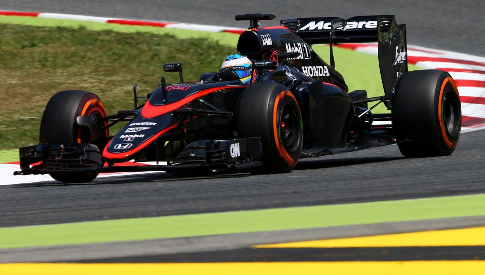 Fernando Alonso rueda en Montmeló