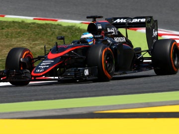 Fernando Alonso rueda en Montmeló