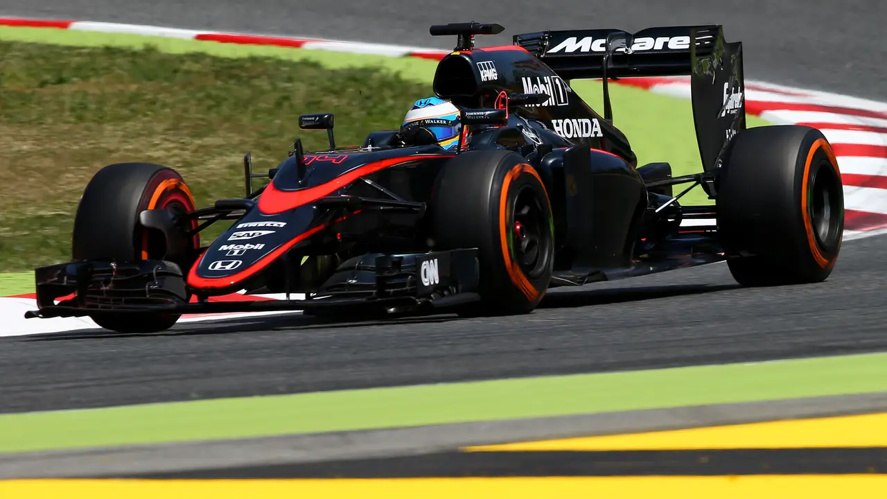 Fernando Alonso rueda en Montmeló