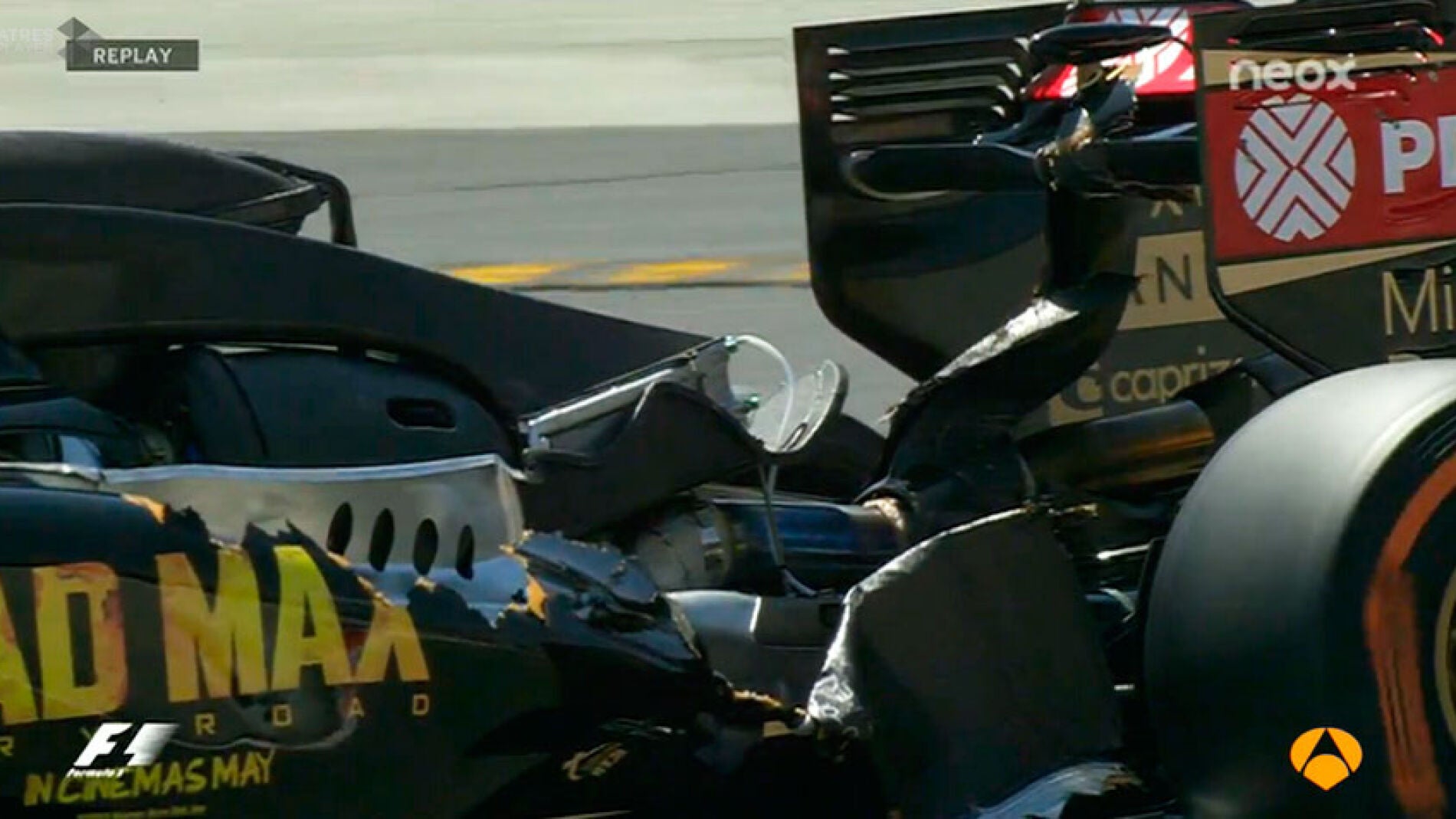 La cubierta motor de Grosjean salta por los aires