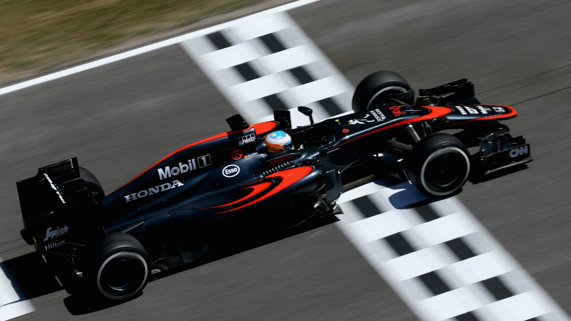 Alonso cruza la línea de meta en Montmeló