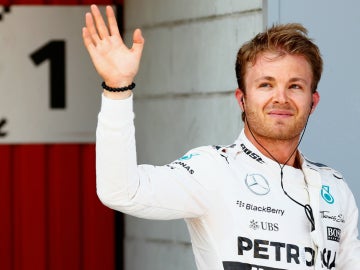 Rosberg saluda al público