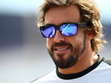 Alonso sonríe