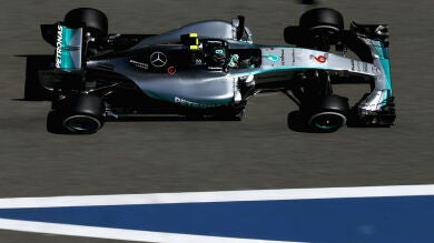 Rosberg lidera los Libres 1 con Alonso en problemas y Sainz undécimo