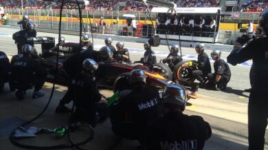 Fernando Alonso abandona en el GP de España tras quedarse sin frenos