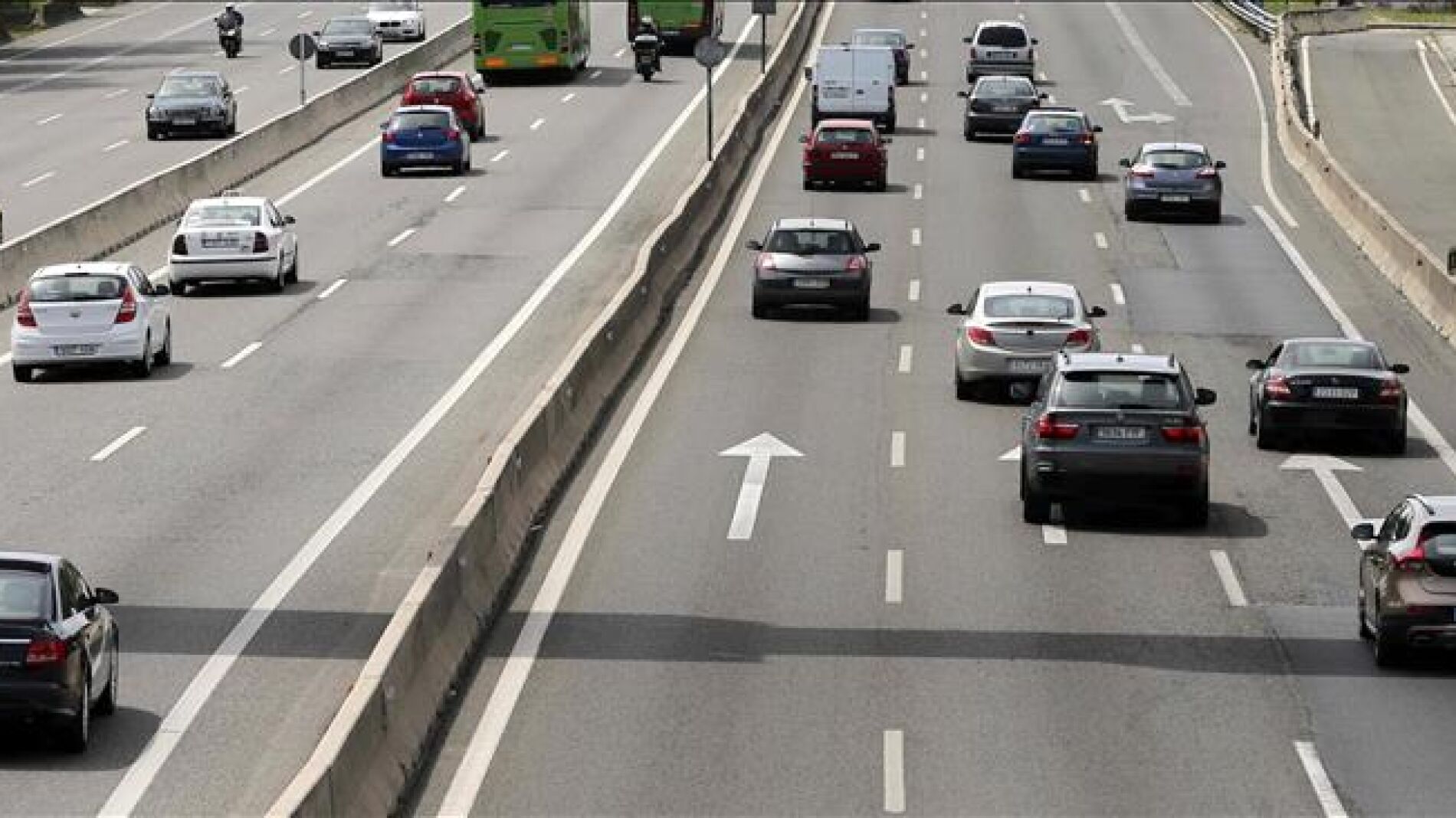 Tr&aacute;fico en la A-6, carretera de La Coru&ntilde;a.