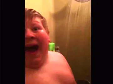 Momento de la grabación en la que el niño descubre la cámara. Momento de la grabación en la que el niño descubre la cámara.