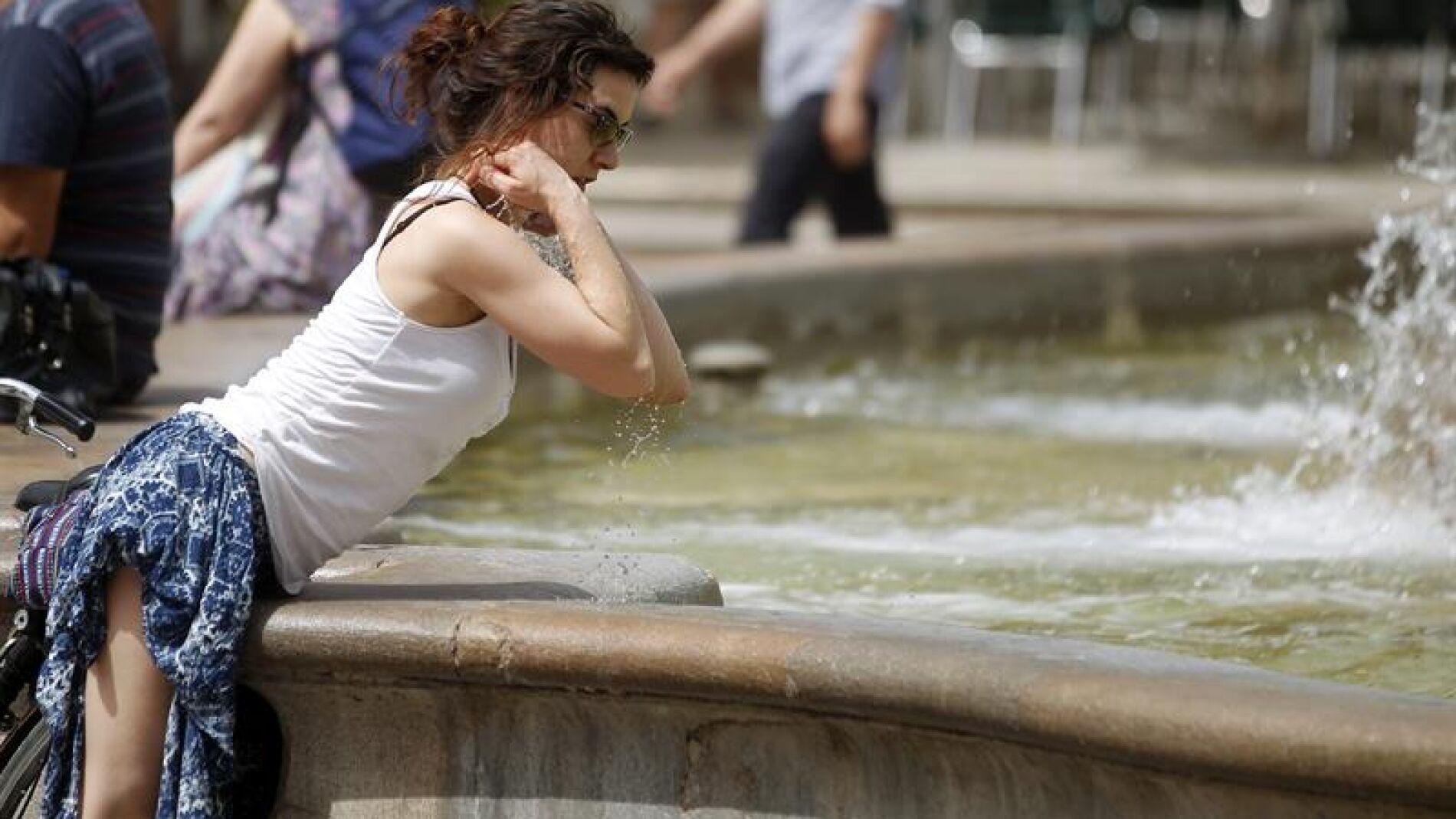 Una mujer en una fuente (Archivo)