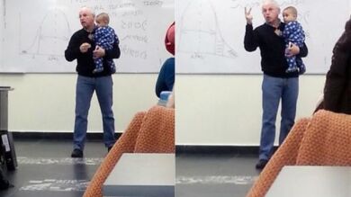 Un profesor da clase con un bebé en brazos para evitar que su madre se fuera