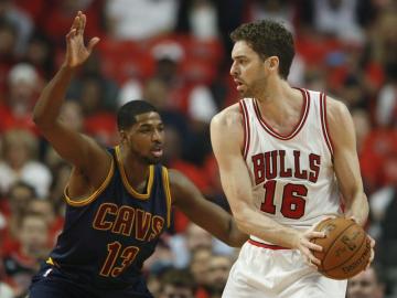 Pau Gasol con el balón ante Tristan Thompson