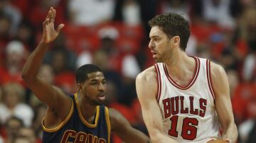 Pau Gasol con el balón ante Tristan Thompson