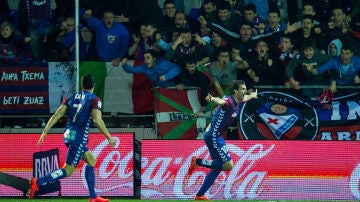 Los jugadores del Eibar creen en el milagro.