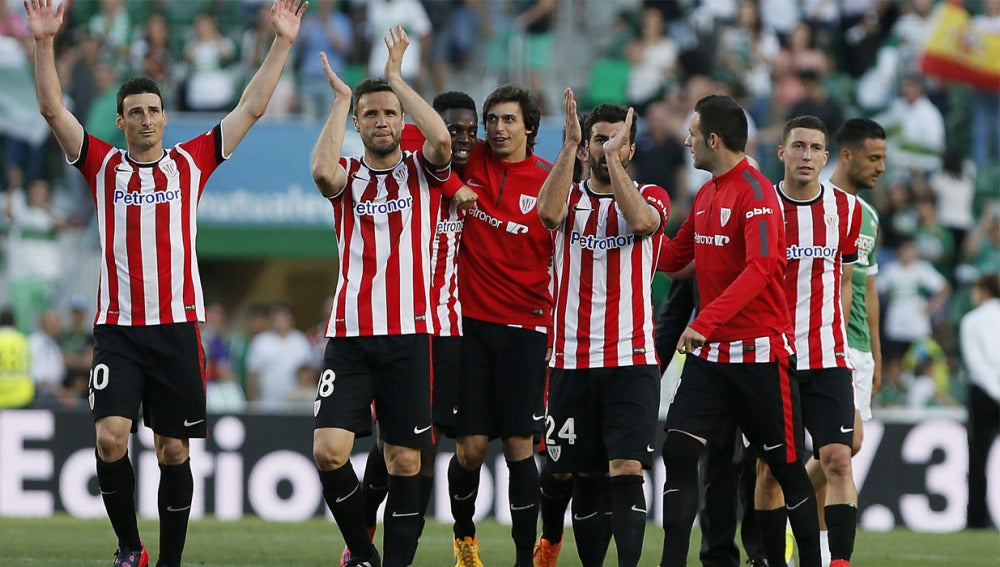 El Athletic celebra el triunfo en Elche