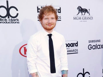 Ed Sheeran, con camisa blanca y corbata negra