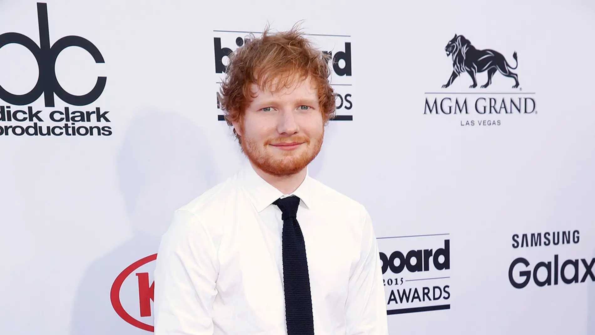 Ed Sheeran, con camisa blanca y corbata negra