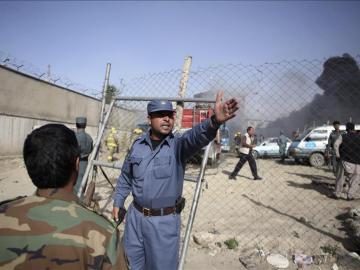 Miembros de la seguridad afgana acordonan la zona donde se ha producido el ataque