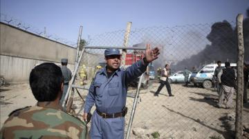 Miembros de la seguridad afgana acordonan la zona donde se ha producido el ataque