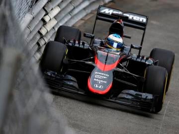 El McLaren, muy cerca del muro