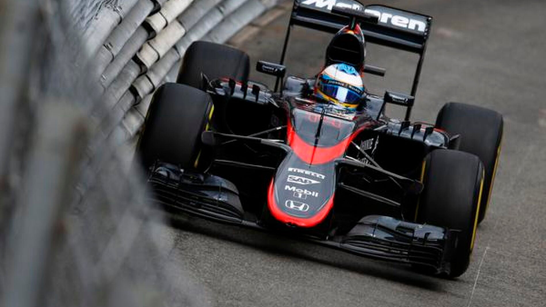 El McLaren, muy cerca del muro