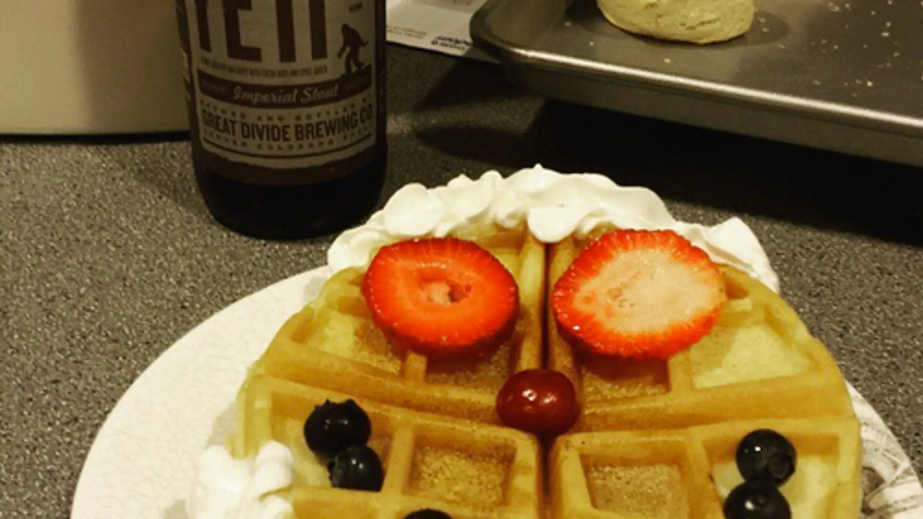 Gofre con frutos rojos y nata: un 'brinner' de libro.