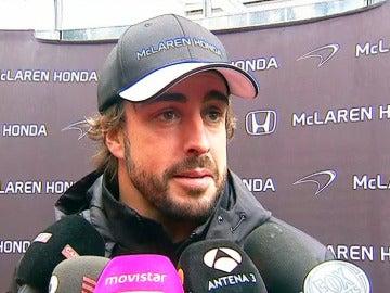 Fernando Alonso atiende a los medios