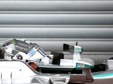 Rosberg, dentro del 'cockpit' del Mercedes