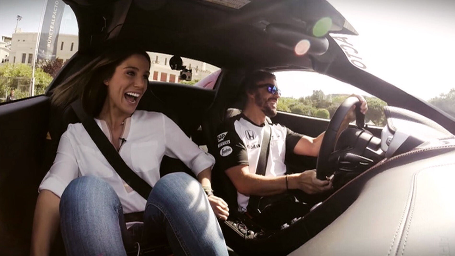 Luc&iacute;a, en el coche de Alonso