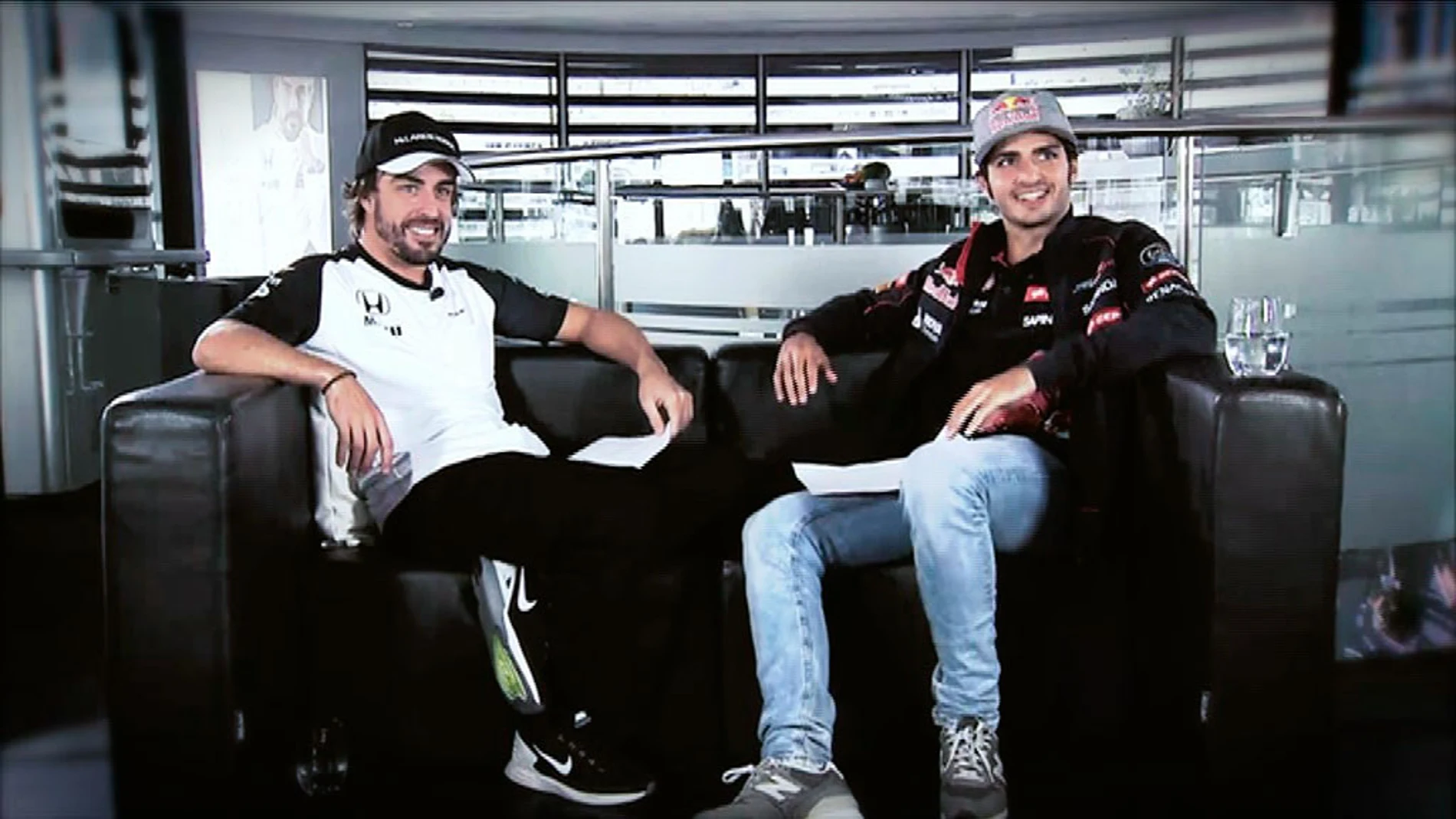 Fernando Alonso y Carlos Sainz: charla entre amigos en el previo del GP de Mónaco