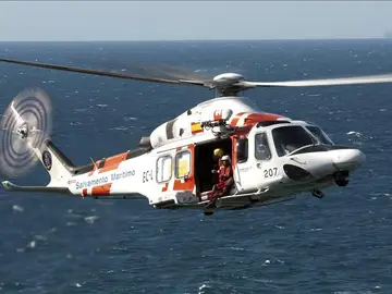 Un helicóptero de Salvamento Marítimo Un helicóptero de Salvamento Marítimo