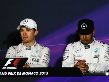 Hamilton, cabizbajo al lado de Rosberg