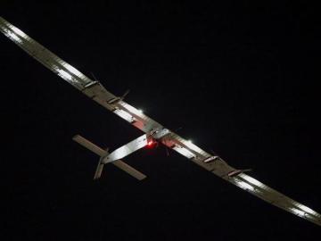 El Solar Impulse pospone su travesía por el Pacífico debido al mal tiempo.