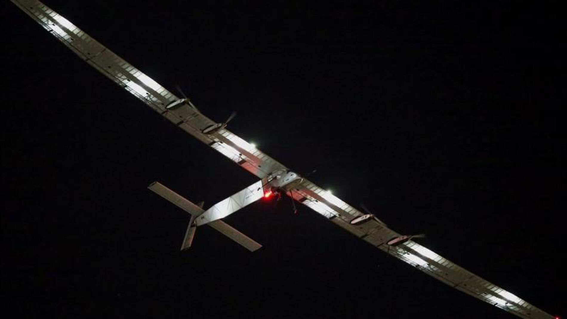 El Solar Impulse pospone su traves&iacute;a por el Pac&iacute;fico debido al mal tiempo.