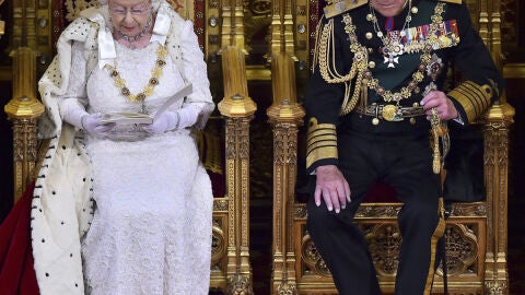 Isabel II durante el acto de convocatoria