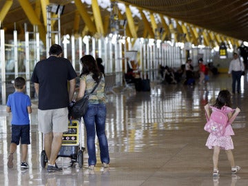Varios viajeros en el aeropuerto Adolfo Suárez Madrid-Barajas