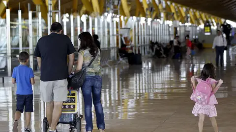 Varios viajeros en el aeropuerto Adolfo Suárez Madrid-Barajas Varios viajeros en el aeropuerto Adolfo Suárez Madrid-Barajas