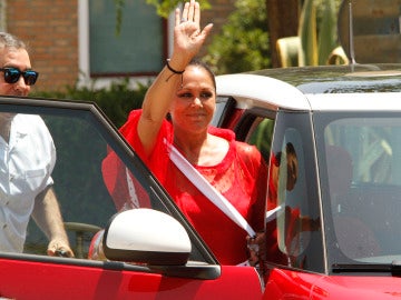 Isabel Pantoja saluda a la salida de la cárcel