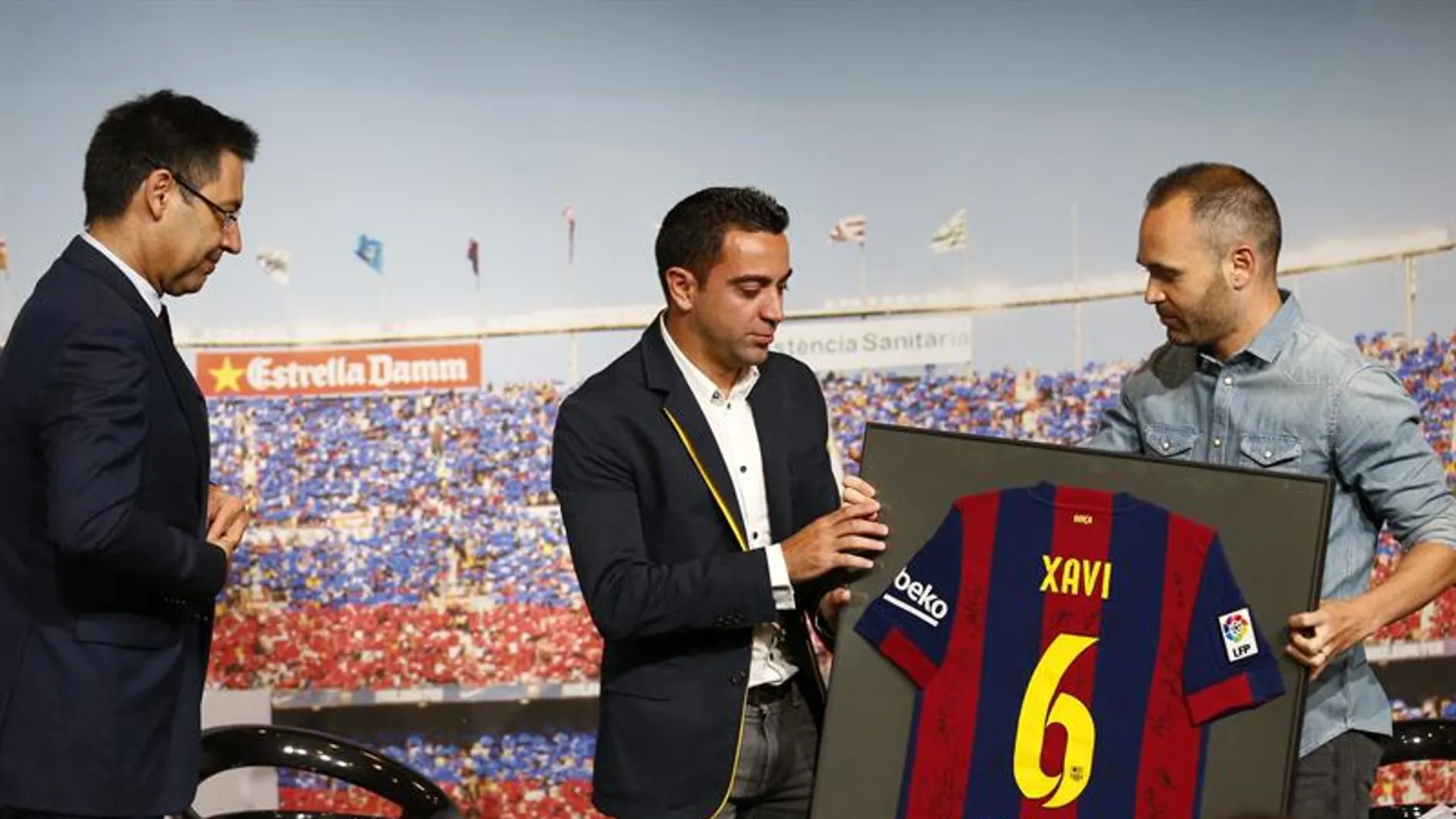 Xavi recibe un homenaje junto a Iniesta y Bartomeu Xavi recibe un homenaje junto a Iniesta y Bartomeu