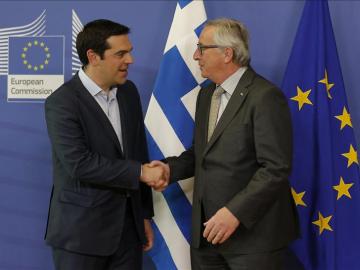  El presidente de la Comisión Europea, Jean-Claude Juncker recibe al primer ministro griego Alexis Tsipras.