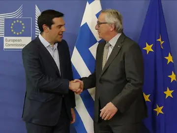 El presidente de la Comisión Europea, Jean-Claude Juncker recibe al primer ministro griego Alexis Tsipras. El presidente de la Comisión Europea, Jean-Claude Juncker recibe al primer ministro griego Alexis Tsipras.