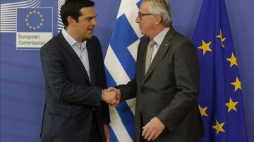  El presidente de la Comisión Europea, Jean-Claude Juncker recibe al primer ministro griego Alexis Tsipras.
